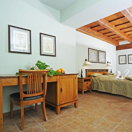 Hotel Kristin Hradek เดชชิน ภายนอก รูปภาพ