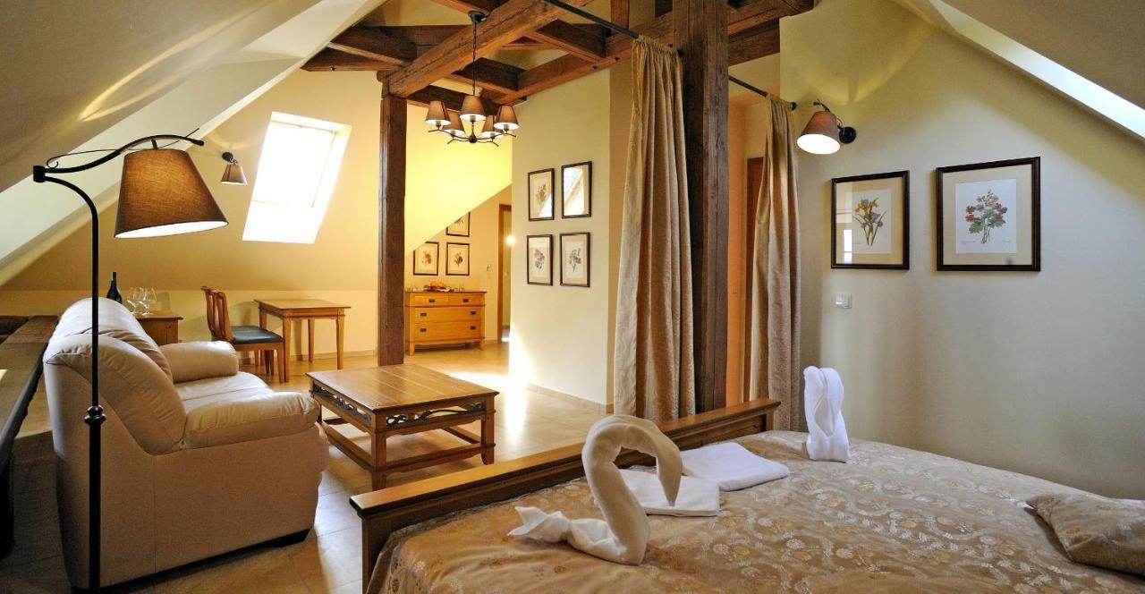 Hotel Kristin Hradek เดชชิน ภายนอก รูปภาพ