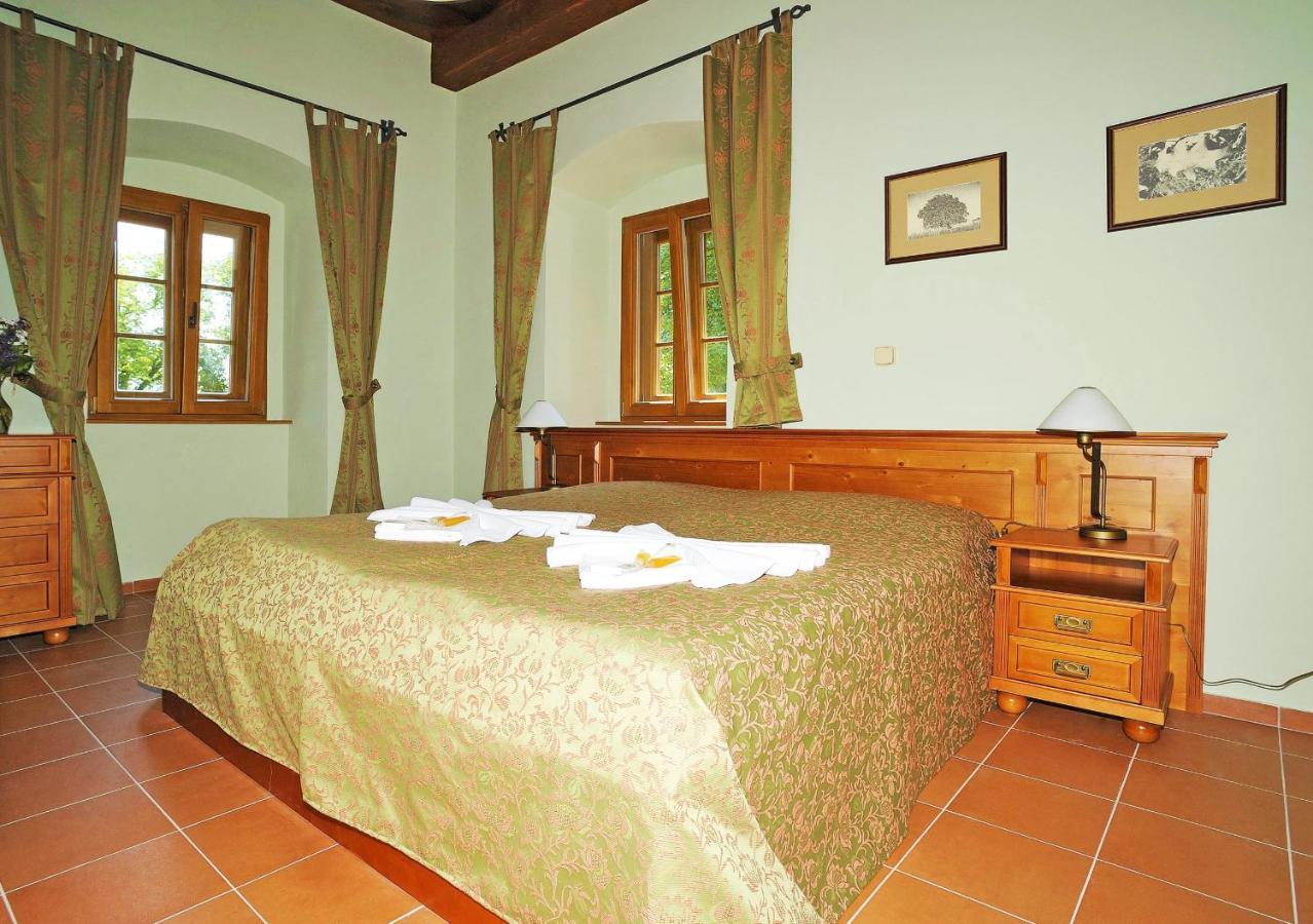 Hotel Kristin Hradek เดชชิน ภายนอก รูปภาพ