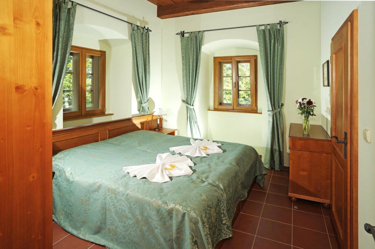 Hotel Kristin Hradek เดชชิน ภายนอก รูปภาพ