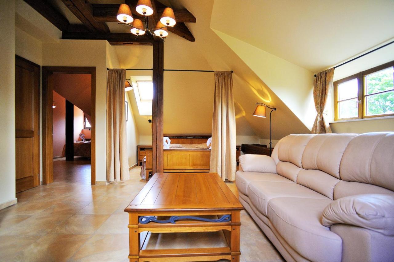 Hotel Kristin Hradek เดชชิน ภายนอก รูปภาพ