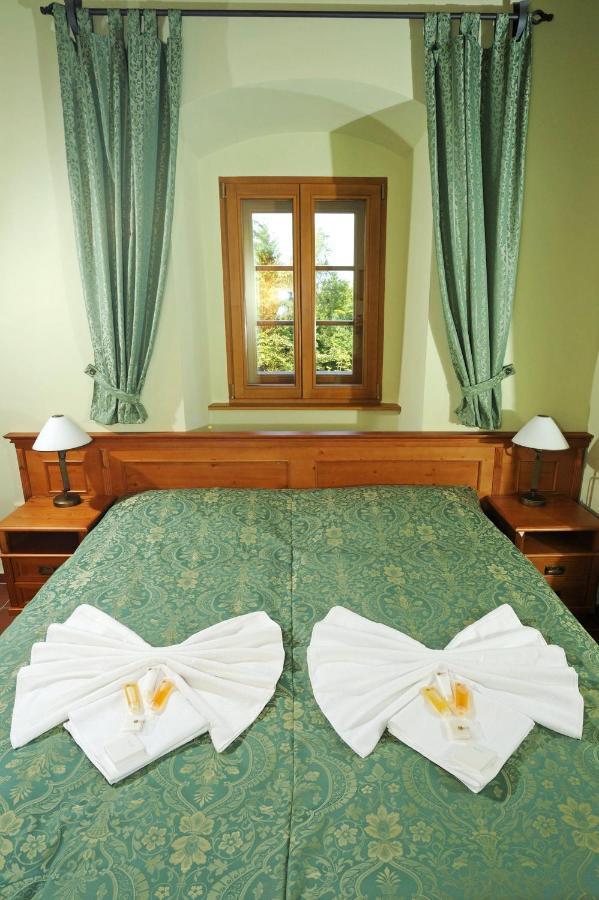 Hotel Kristin Hradek เดชชิน ภายนอก รูปภาพ